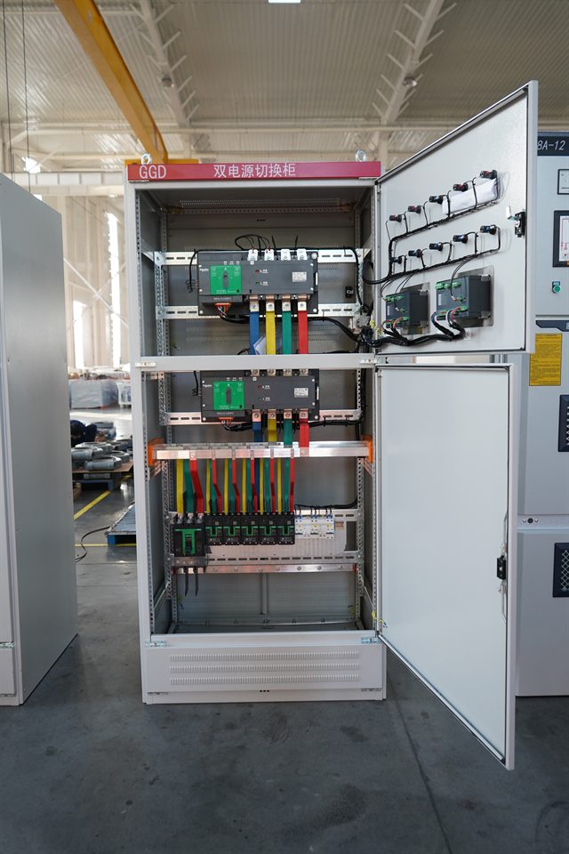 Interior del tablero GGD de transferencia de doble fuente