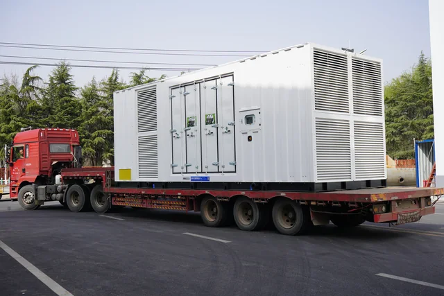 Grupo electrógeno diésel blanco en contenedor de 1350 kW